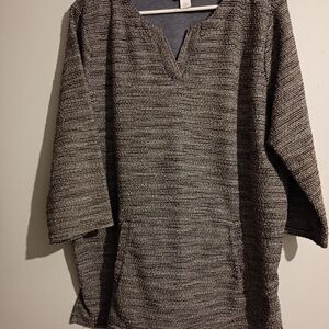 Liz Claiborne V-Neck Sweater in Black and Gray